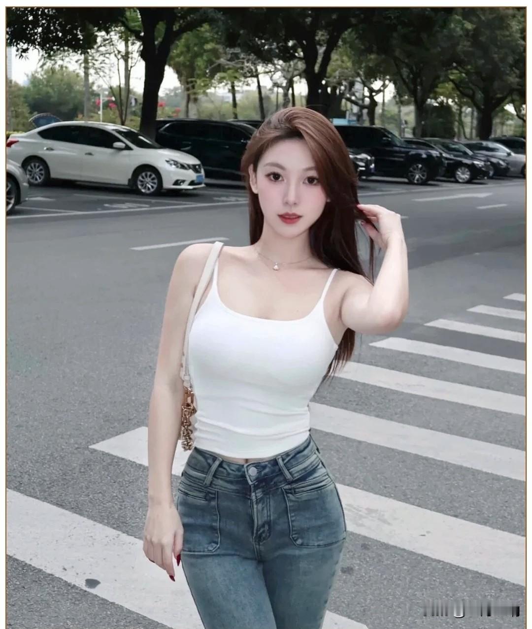 简单的白T牛仔裤，穿出干净利落的感觉