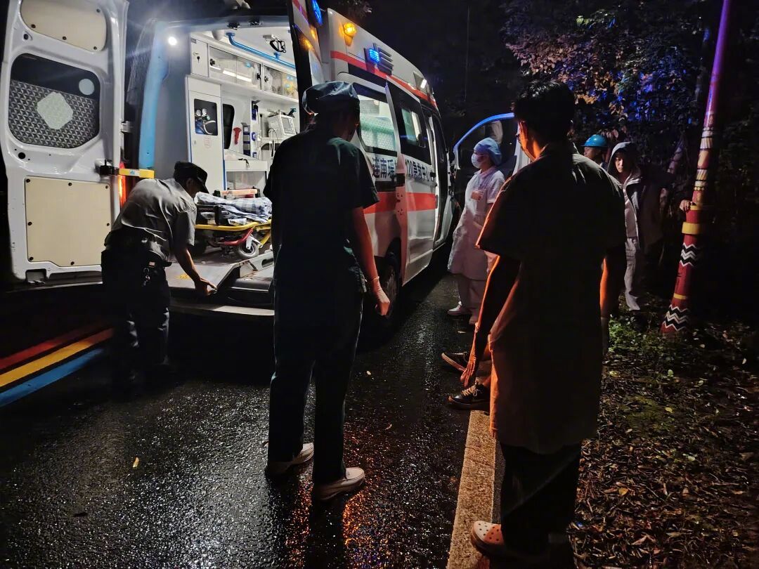 【#男子因饮酒脑出血深夜倒公路上#，#广东一男子深夜倒在公路主干道上#】近日，广