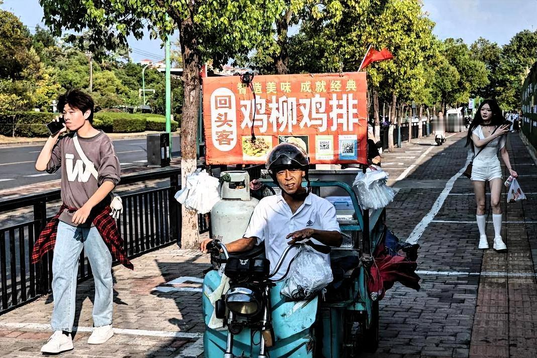 - 坚守品质与原则：鸡排哥九年如一日坚持现切现腌鸡肉，不用预制菜，保证食物新鲜美