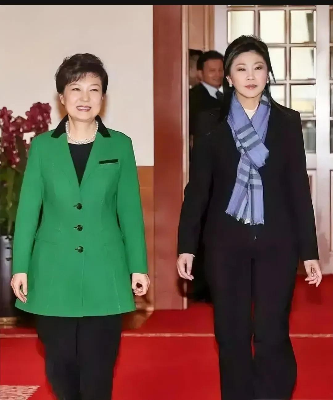 英拉和朴槿惠，一张罕见的合影，这一张照片呈现出了不同的风采。朴槿惠身着绿色上衣，