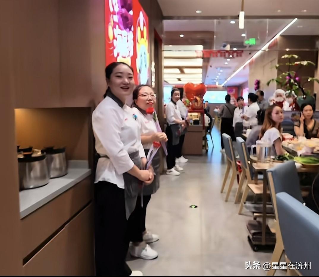 陕西一对年轻人结婚，
在海底捞举行300人宴席，
结账的时候，
核算了下餐费……