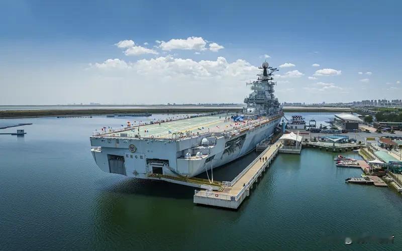 世界最大航母直逼拉美，美国又在搅风搅雨了！所谓要“瓦解跨国犯罪组织、打击毒品恐怖