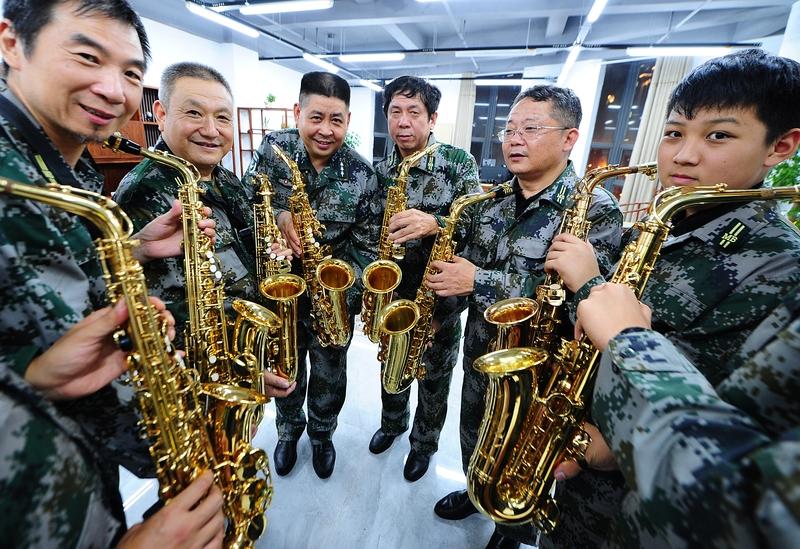 “我是一个兵”“打靶归来”“三大纪律八项注意”，这三首歌确实是军人的“标配”。9