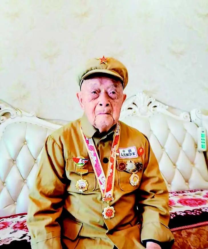肠子炸出塞回去继续打，歼敌400余人、打下敌机，复员后档案写错一个字，隐姓埋名3