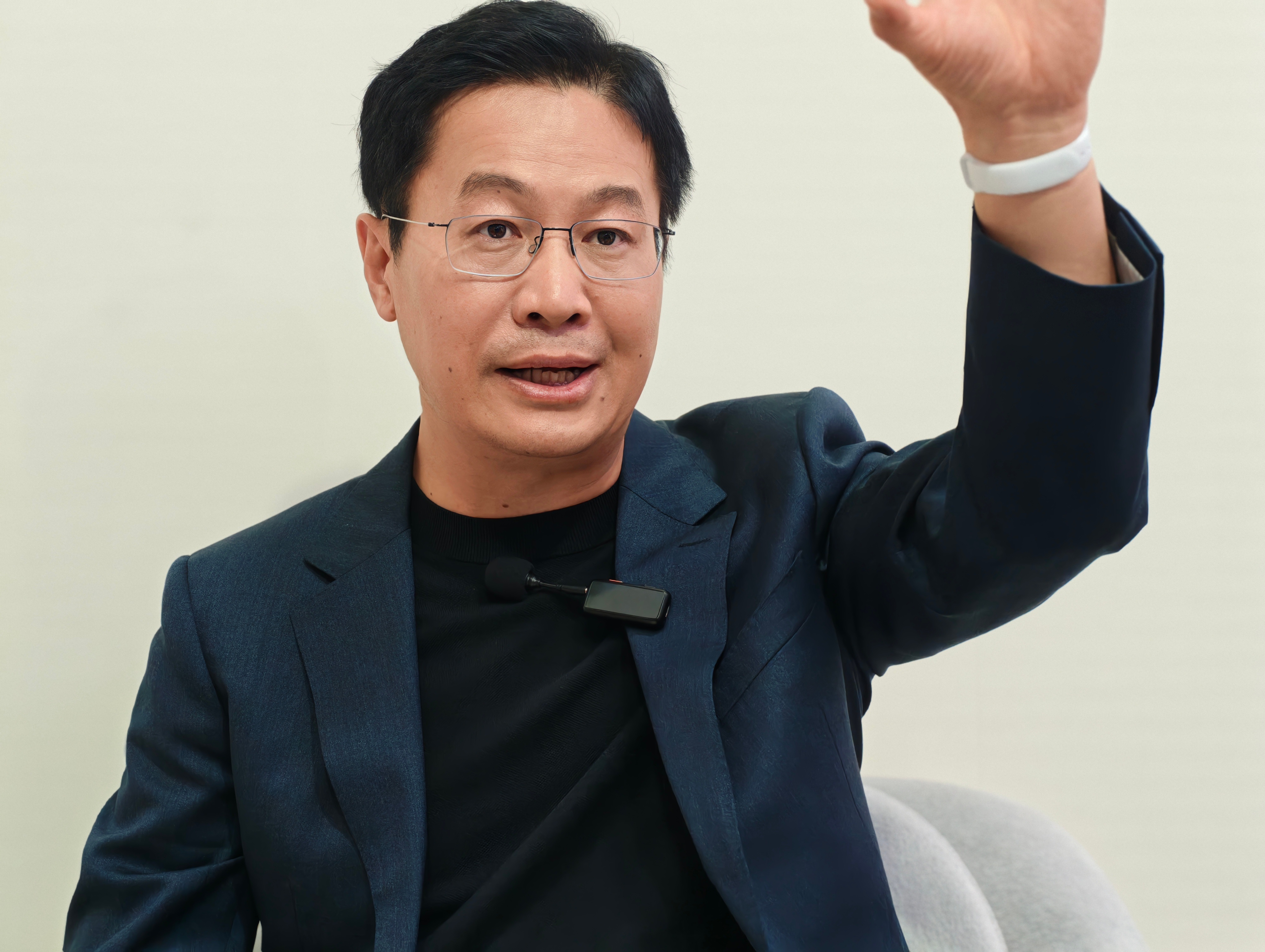 昨天小米IFA发布会之后的下午，卢伟冰卢总挤了半小时时间，和我们做了一个小专访，