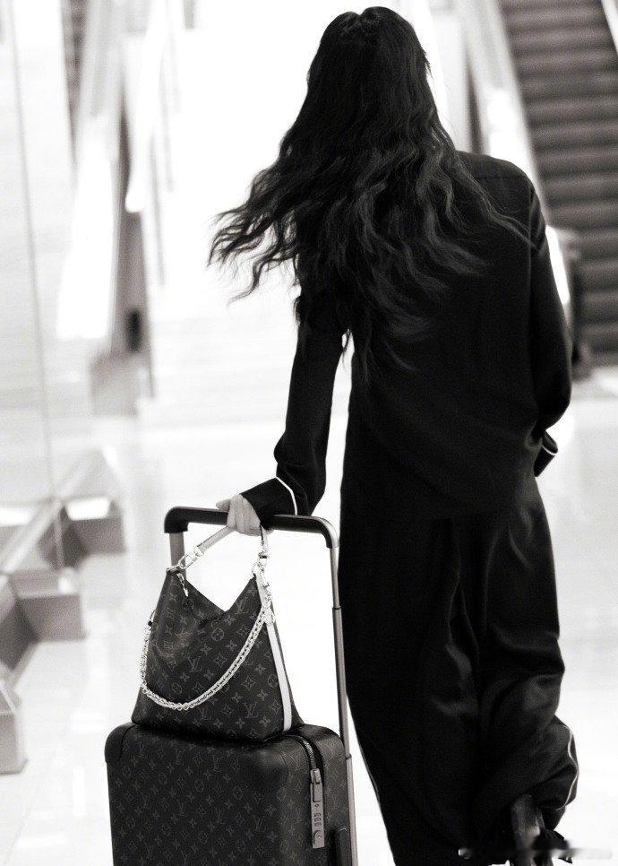 宋茜步履轻快，宋茜带着期待出发啦，那就期待住和我们茜姐的接下来的旅程的见面啦~