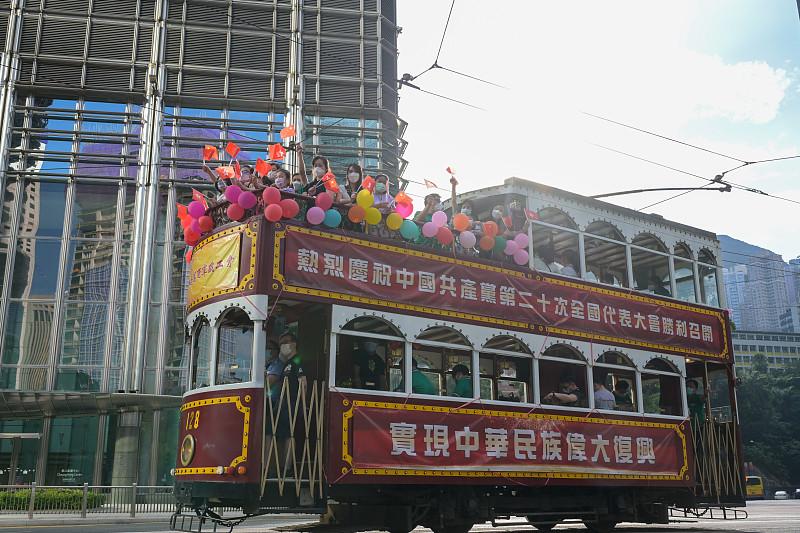 国庆走在街上，看着路边连片飘起的五星红旗，连风扫过旗面的声响都透着踏实的暖意。