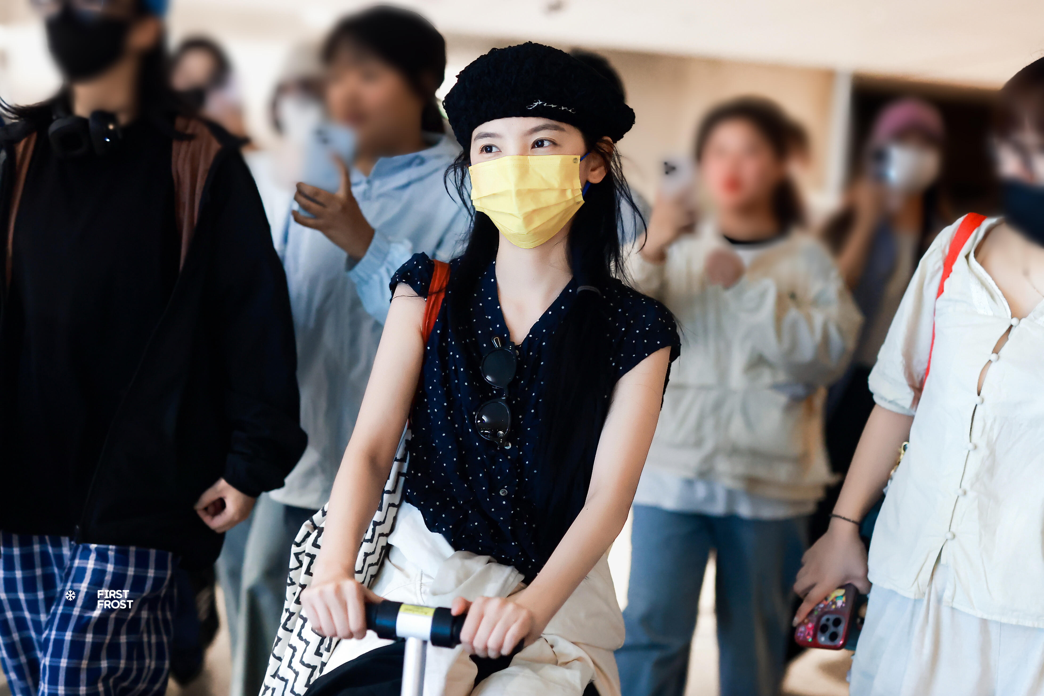 章若楠最新路透，半无袖背心和半裙搭配包头拖温柔又随性～ ​​​