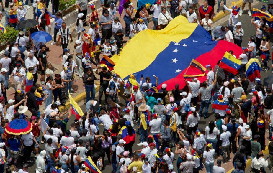 好家伙美国这波彻底炸了，1月3日一场席卷105座城市的大规模抗议突然爆发，无数民