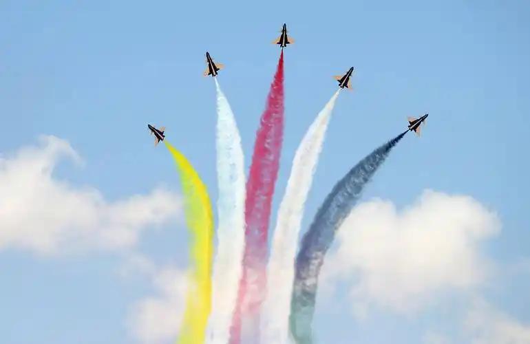 2026年埃及阿拉曼航展诞生了全球航空防务领域的历史性画面，中国歼-16、美国F