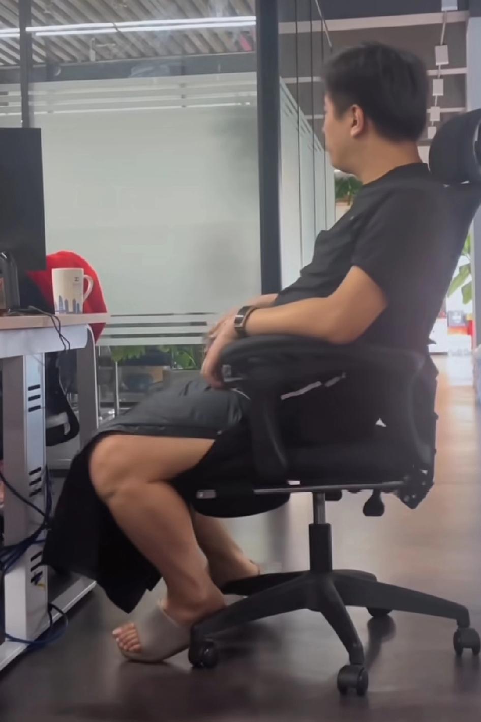 看着穿搭笑了，沉默许久，还是会依然难过！
看到邵老师发的守灵的最后一夜…
真的好
