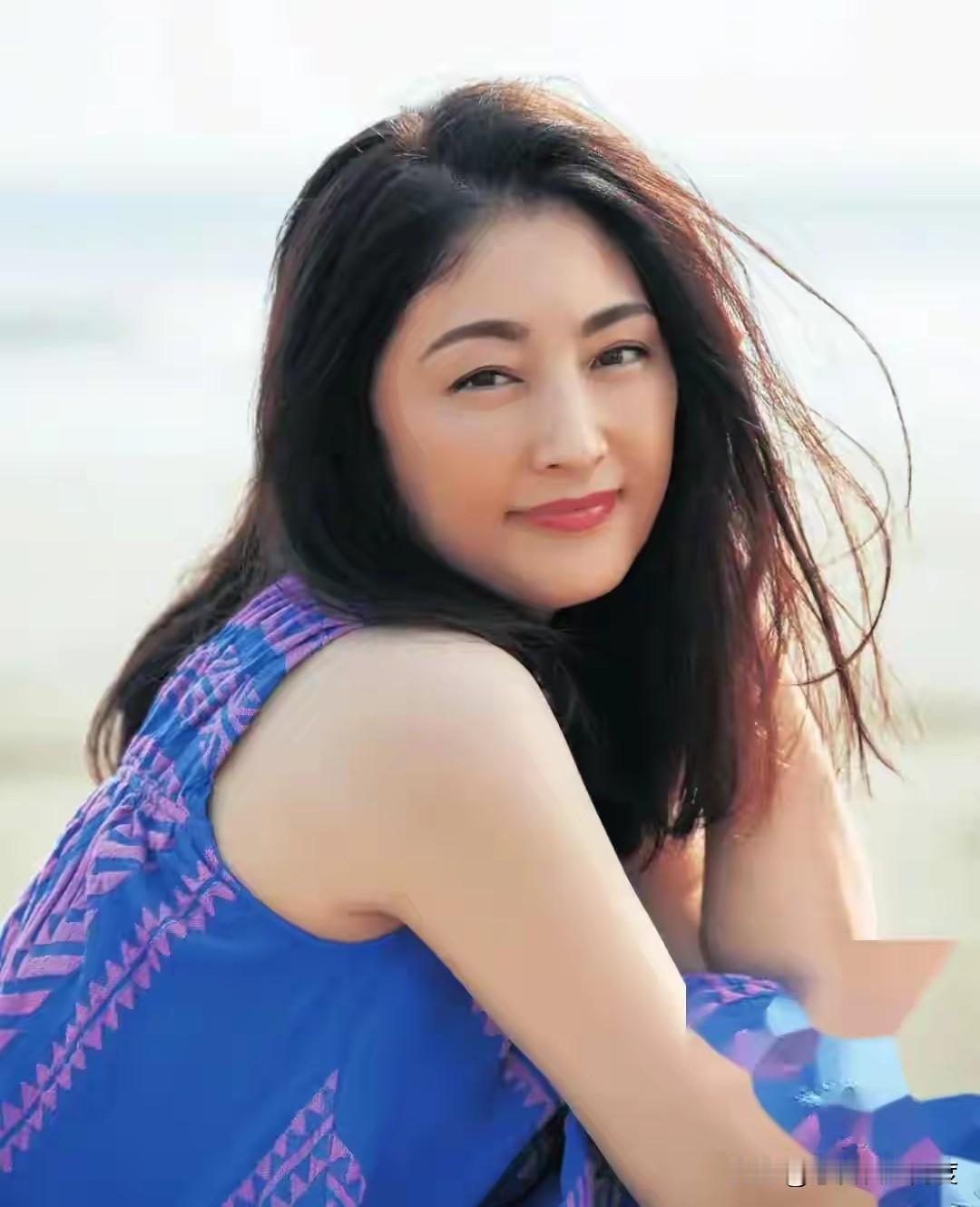 常盘贵子这状态也太绝了吧？！谁能想到岁月对她这么温柔，身姿轻盈曼妙，一颦一笑都充