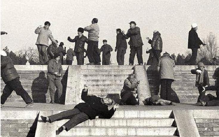 1986年夏天，一女两男到故宫游玩，那个女子突然说了一句很奇怪的话，“这大殿的气