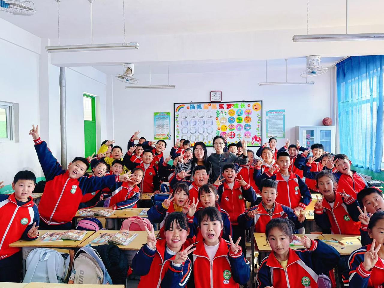 快乐的小学生，课间欢乐时光！😄📚🎉