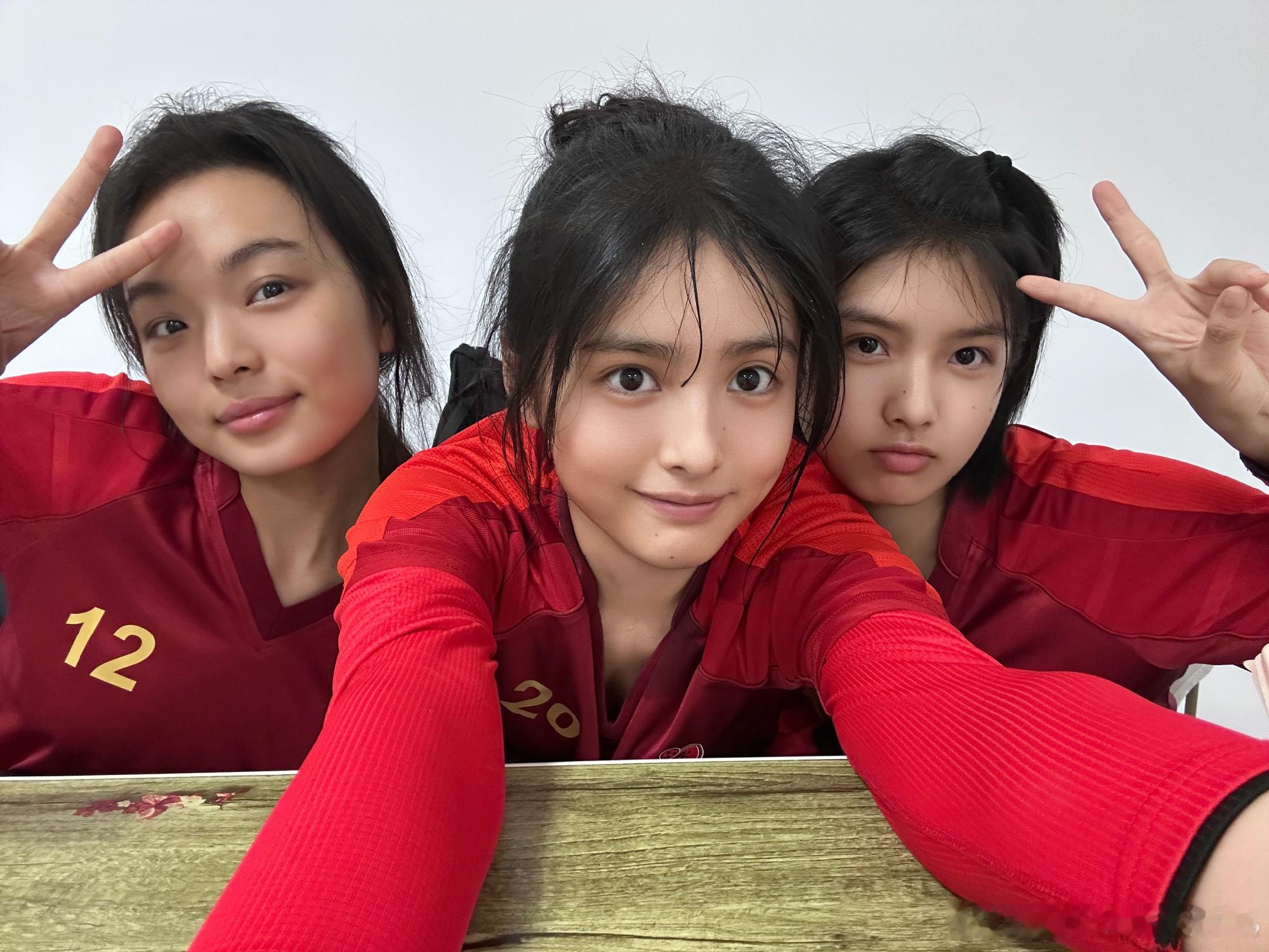 雪野曝周星驰张小斐艾米林子聪幕后照星女郎雪野发功夫女足幕后花絮照《功夫女足》幕后