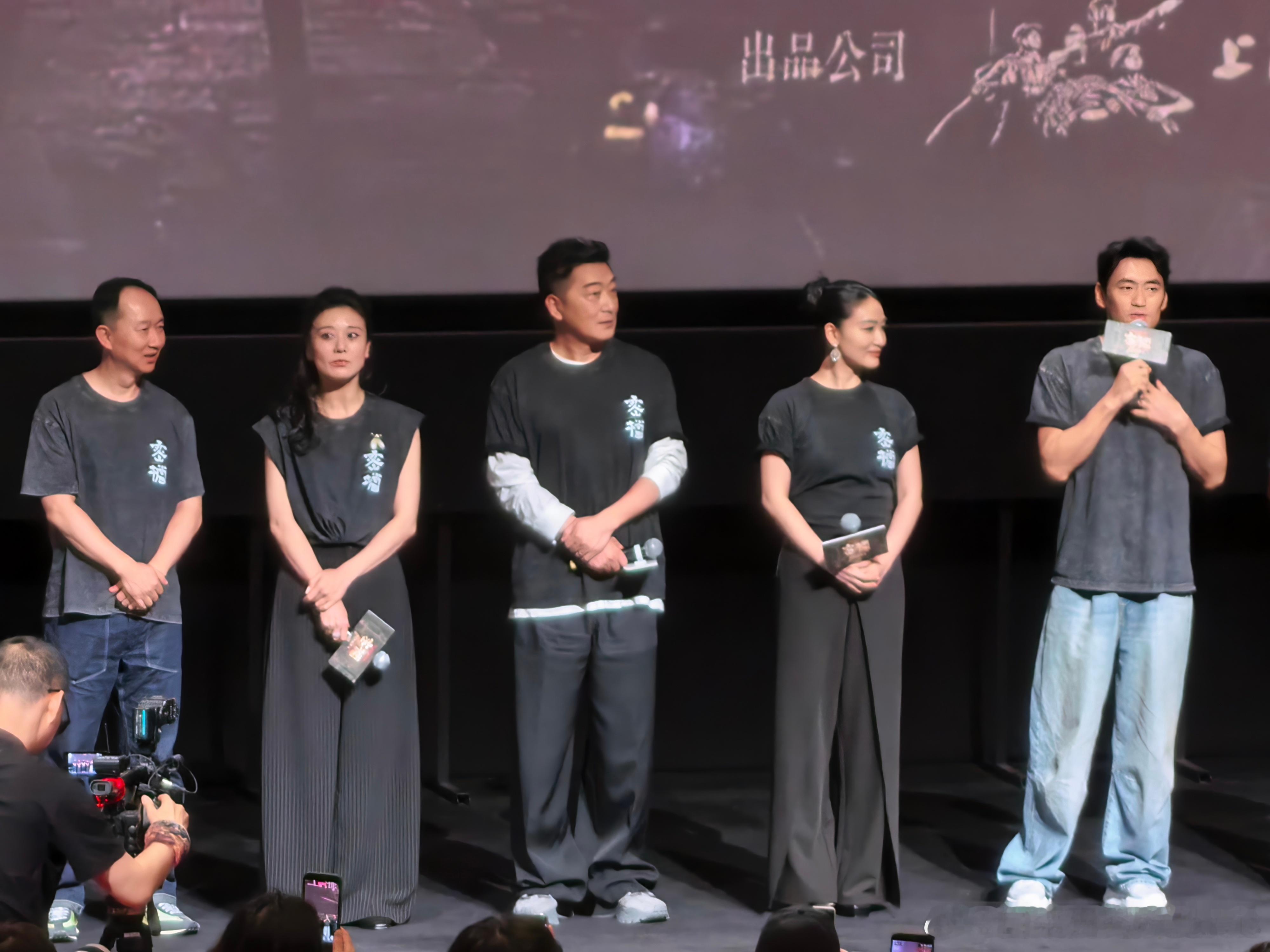 电影密档上海首映礼好像还是第一次来这种首映式，得说现实中的明星比荧幕上的，还是更