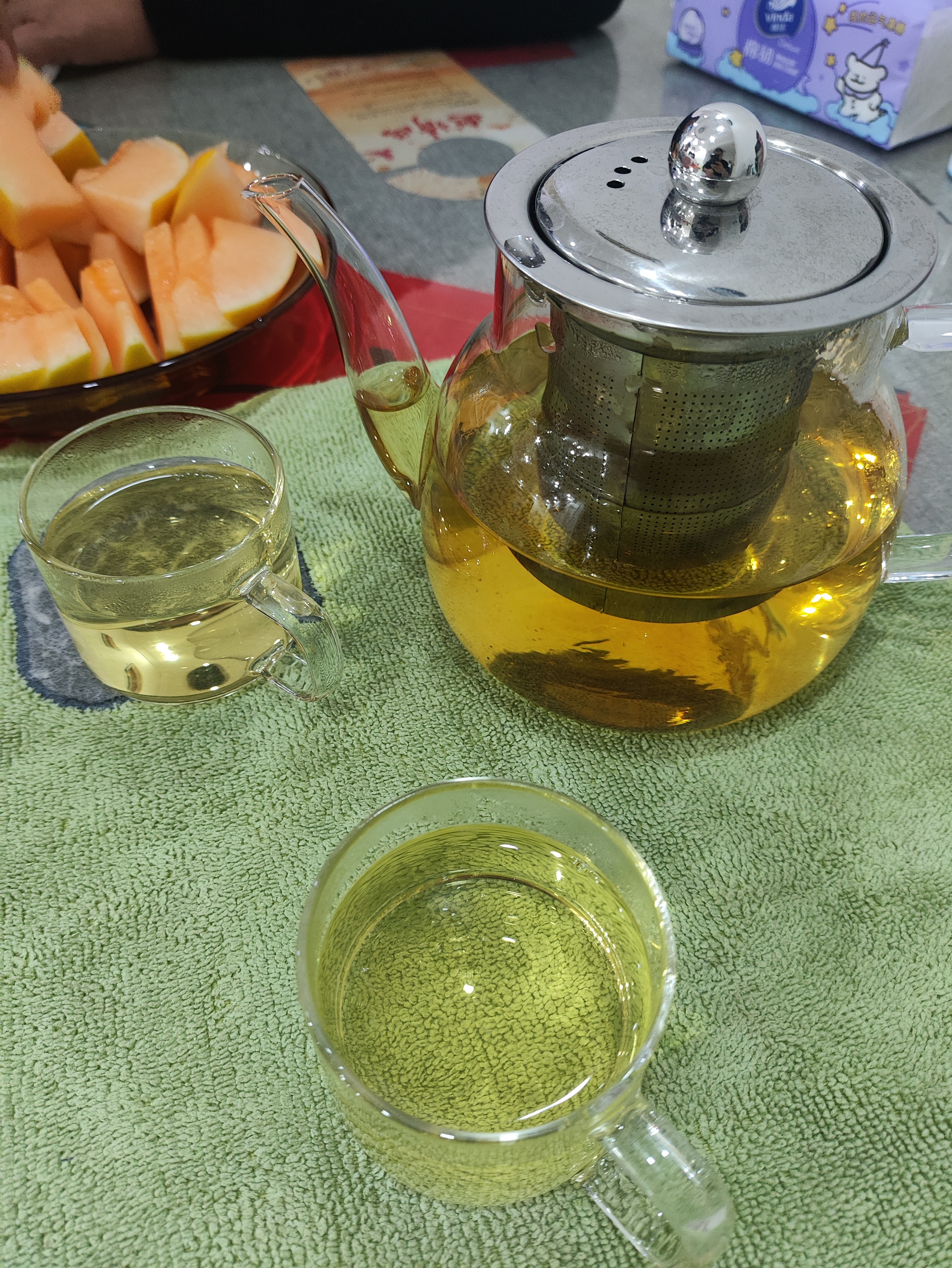 普普通通，又热热闹闹的一天，看了下，大部分都是揣了瓜子儿，地拎个水壶，小板凳，看