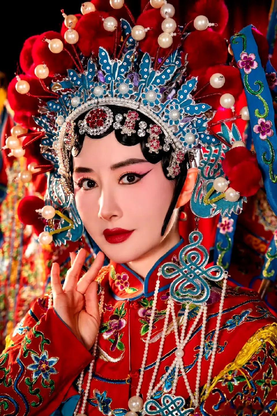 舒畅太卷了！6月9日，演员舒畅突然在个人动态晒出了一组戏曲风的照片，同时配文:我