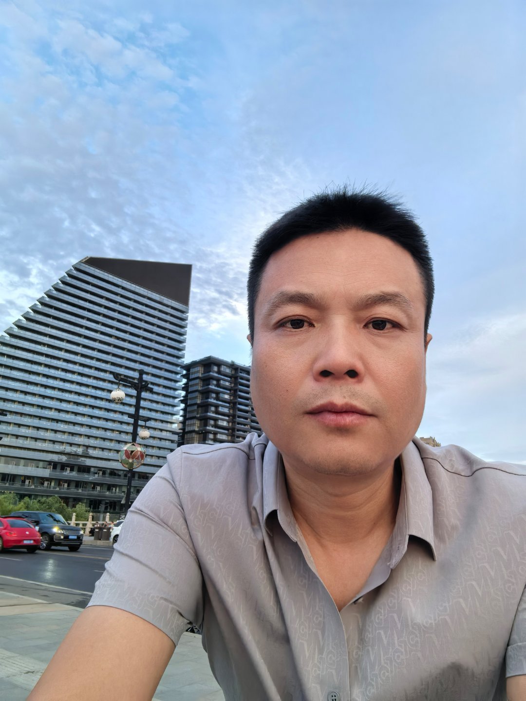 人老了真干啥都心酸年轻的时候没背景，没贵人指路不断试错，到了中年身边很多都可以财