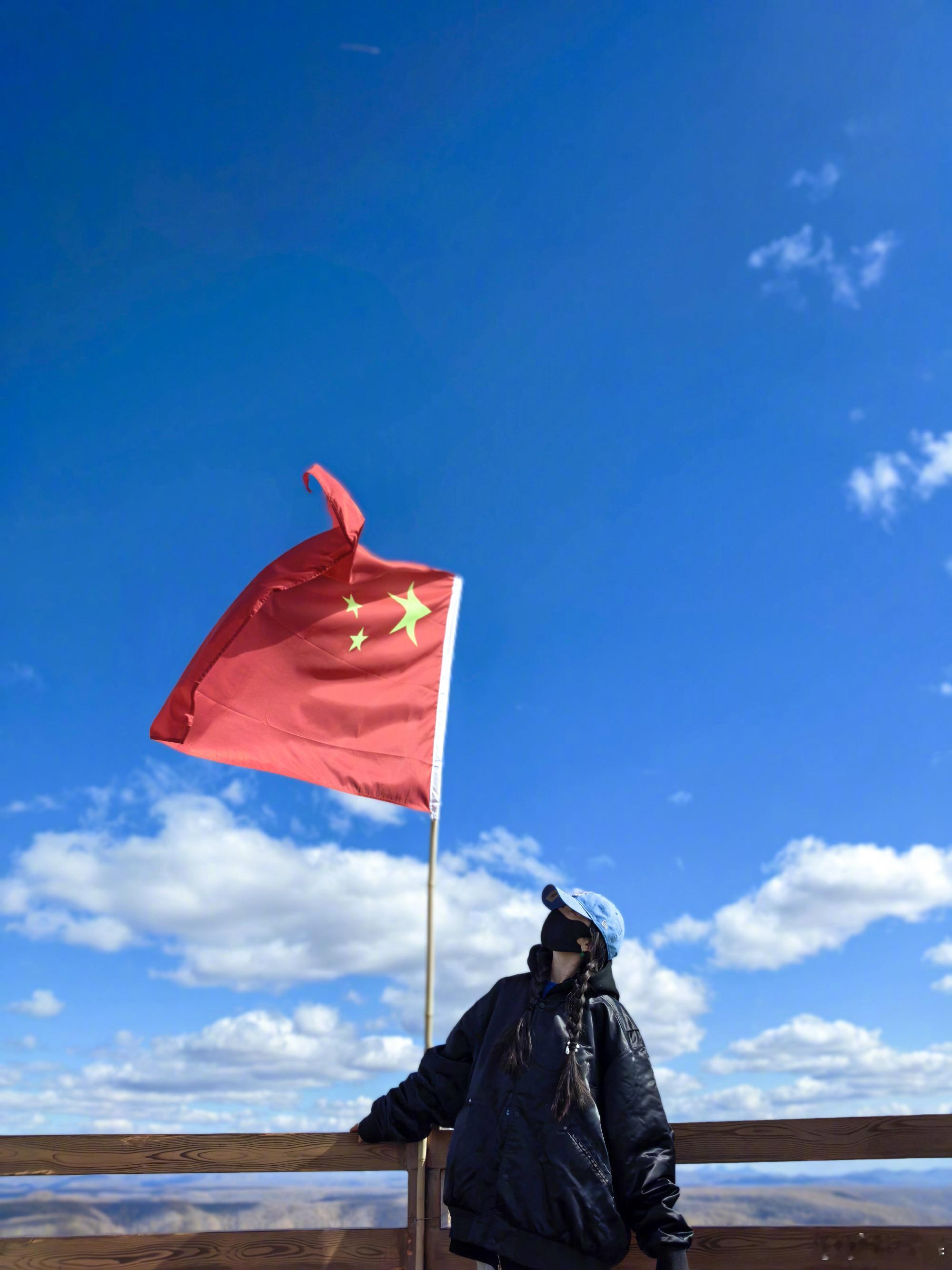 杨幂与国旗同框照 ​​​
