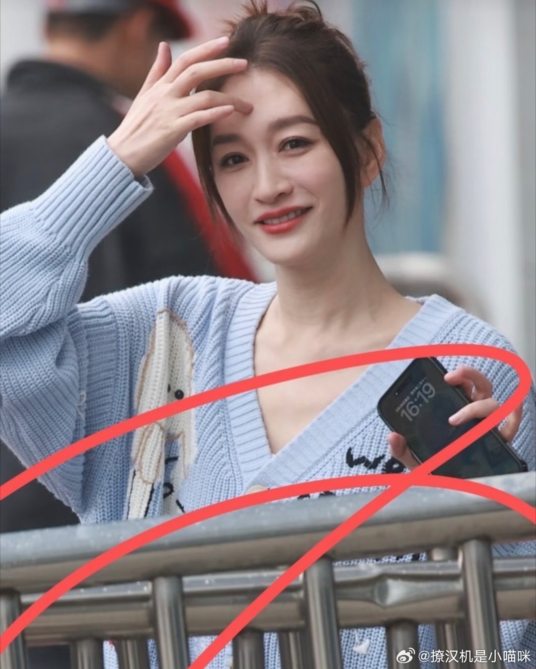 50岁的李小冉，生图 一点颈纹都没有，我的天哪。内娱女明星真牛逼 