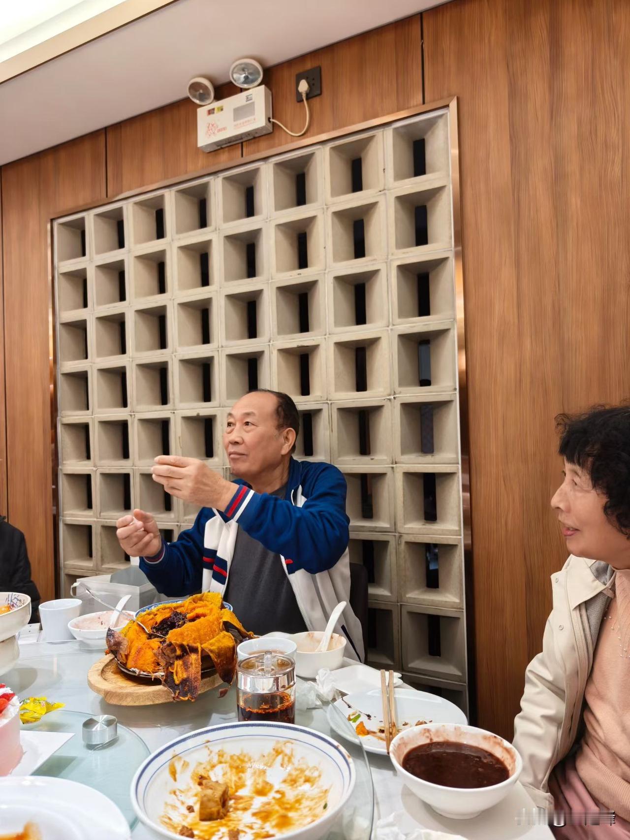 昨天是孩子外公外婆的生日，一家人围坐在一起吃顿团圆饭。
没有盛大的排场，只有简简