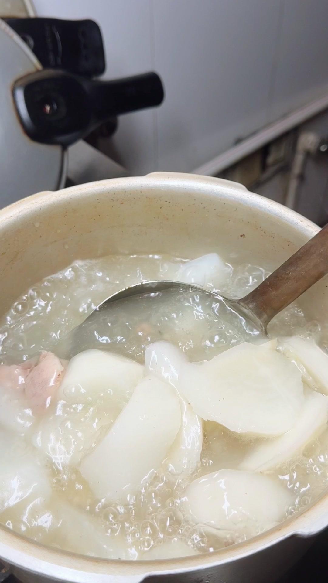 🍲毕业党省钱日常又来啦！5块钱就能做一大盘辣炒鸡尖，香到舔手指，比外卖划算还干