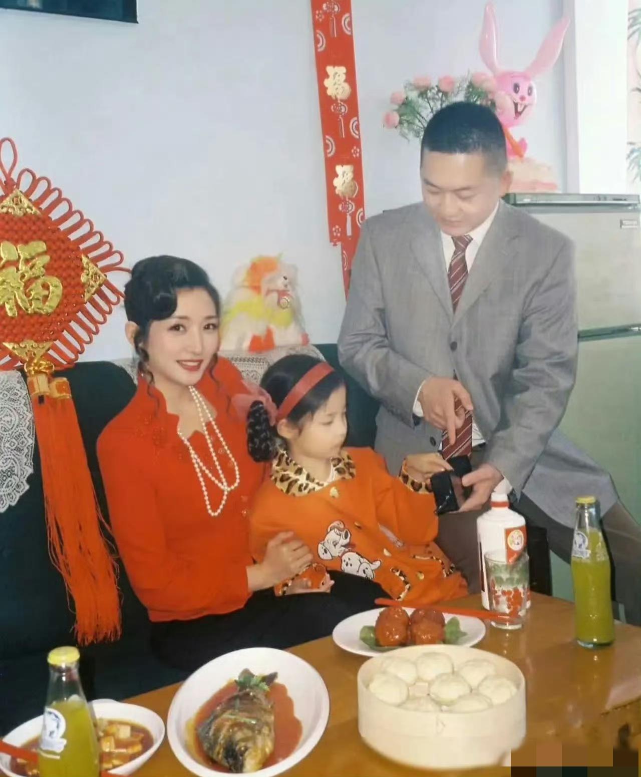 翻到一组90年代初的上海老照片，越看越好奇：
东芝冰箱、落地扇配齐，年夜饭有鱼有