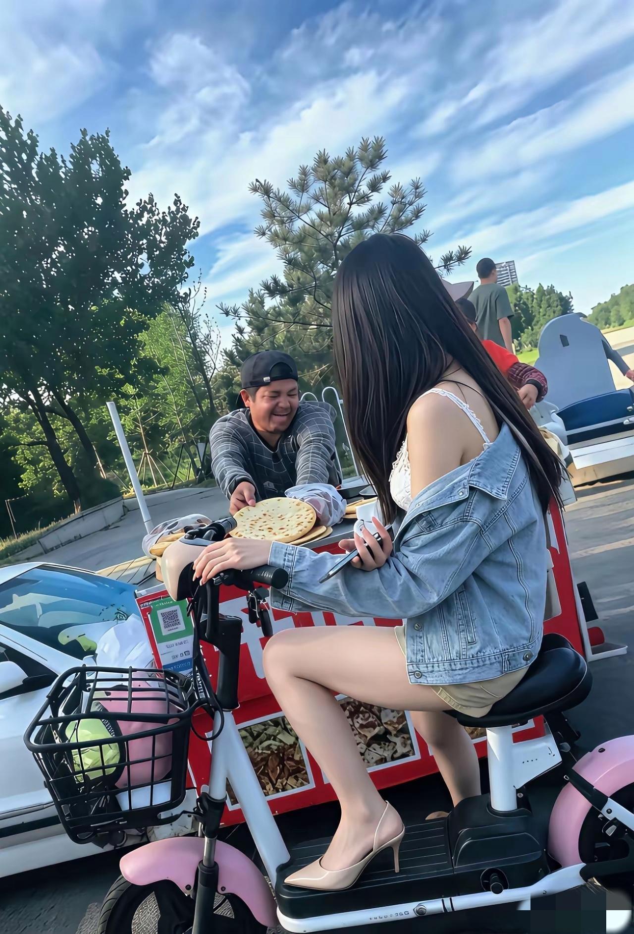 新疆同胞卖的这个饼还真好吃
美女小姐姐也爱吃