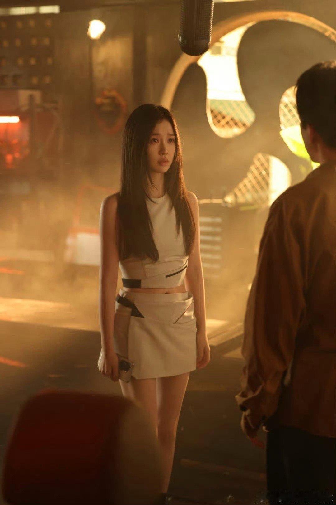 姜暮困在了泰兰德的二十岁 她以为把自己活成一座孤岛，就能抵挡思念的潮水。直到重逢