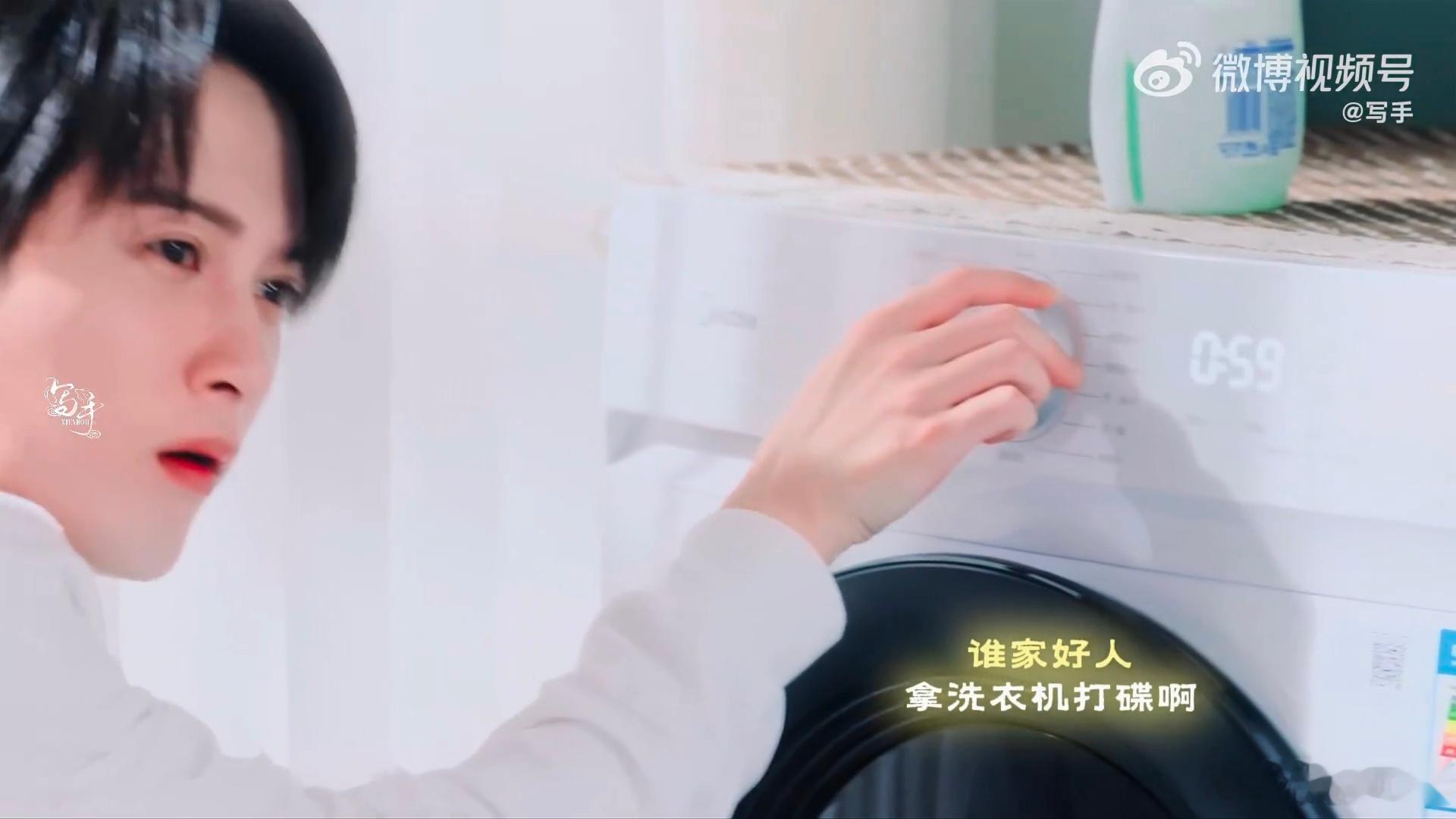 李亦非戏精比格属性越来越明显 完美诠释比格犬的两面性格，平日里乖乖等着女主投喂，
