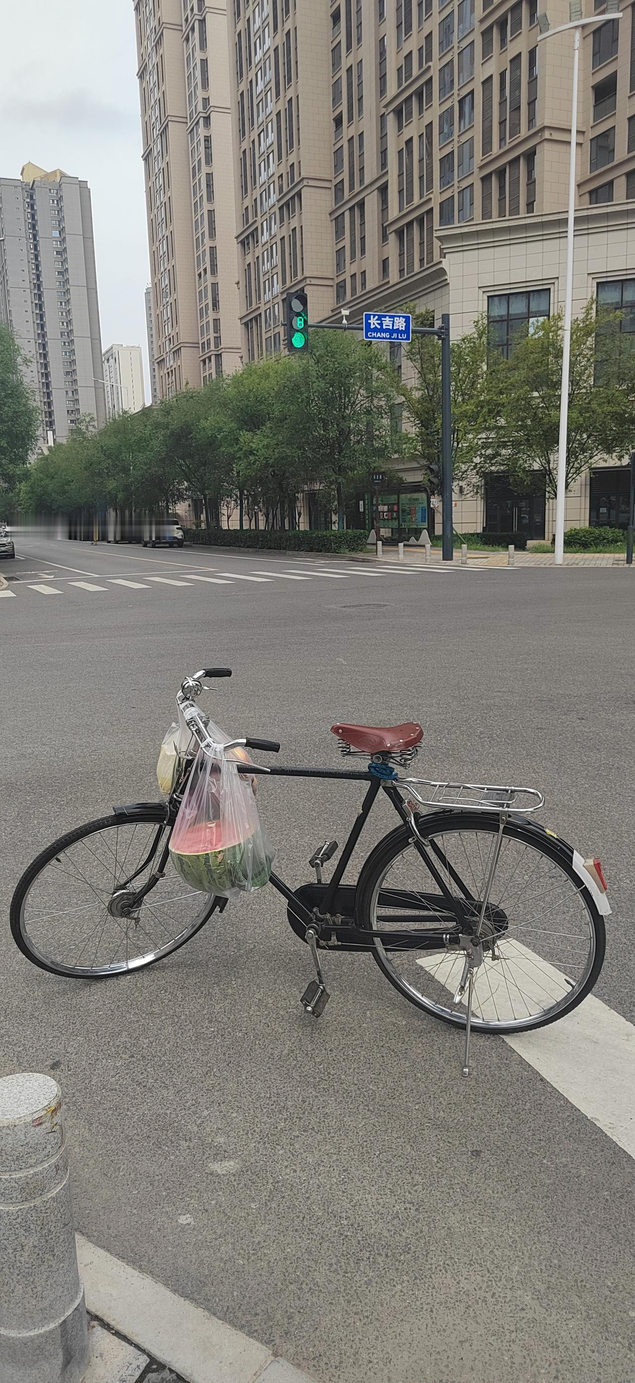 我六十多了，我们家的自行车四十多了，去蔬菜批发市场，我拎不动了，自行车这老伙计依
