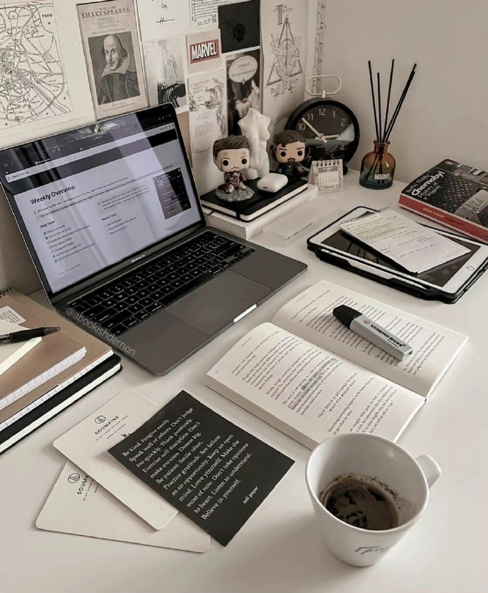 抵抗自己的局限性与惰性，抵抗这张办公桌和这把椅子。 ——卡夫卡 ​​​