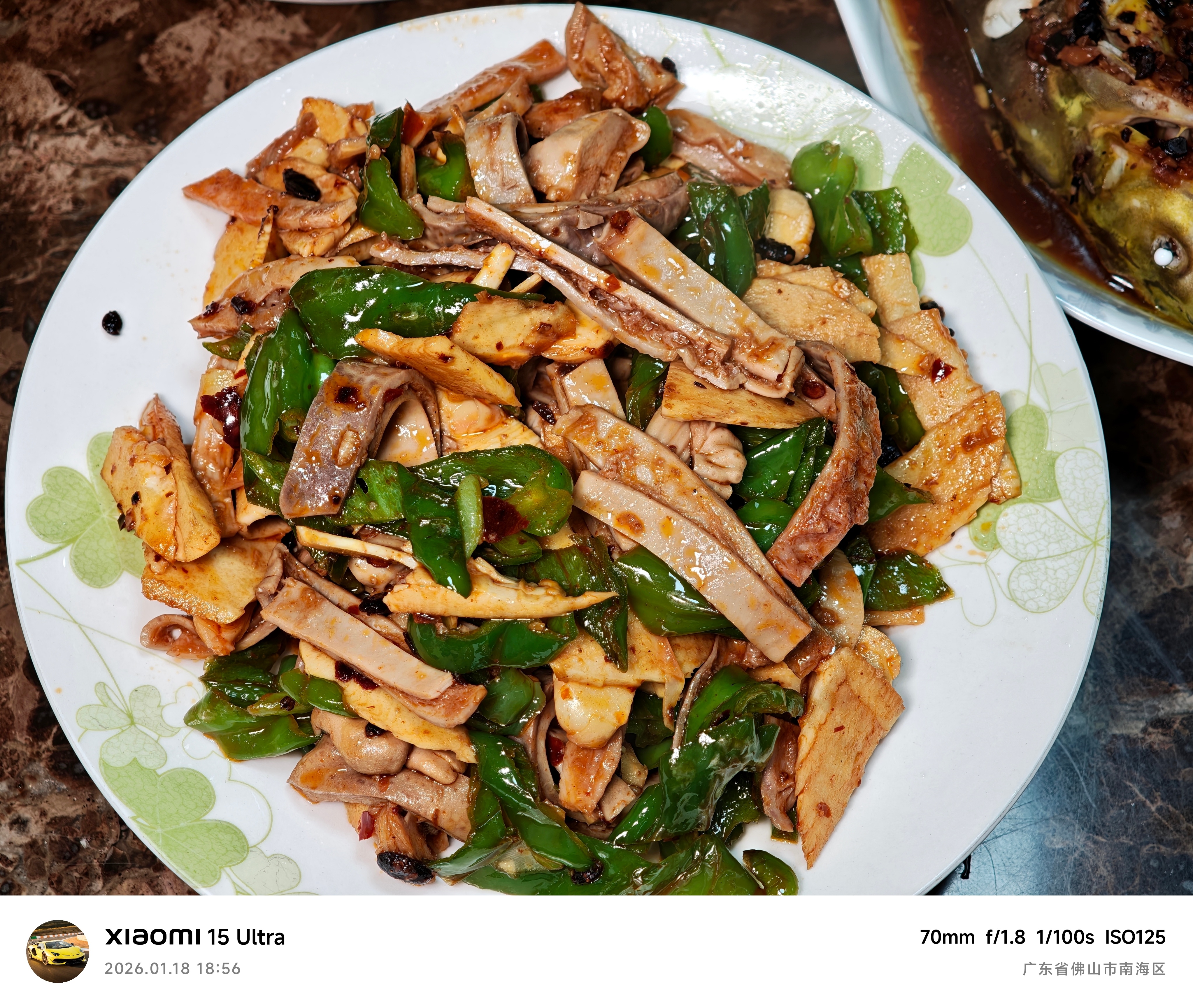 周末还是要好好吃饭！吃到美食 心情也会变好～图1-图5：周六吃了两种鸡混合的鸡煲