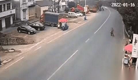 脚底下那一脚刹车，踩住的哪是刹车，是身家性命，是后半辈子一家老小的安稳。
我敢打