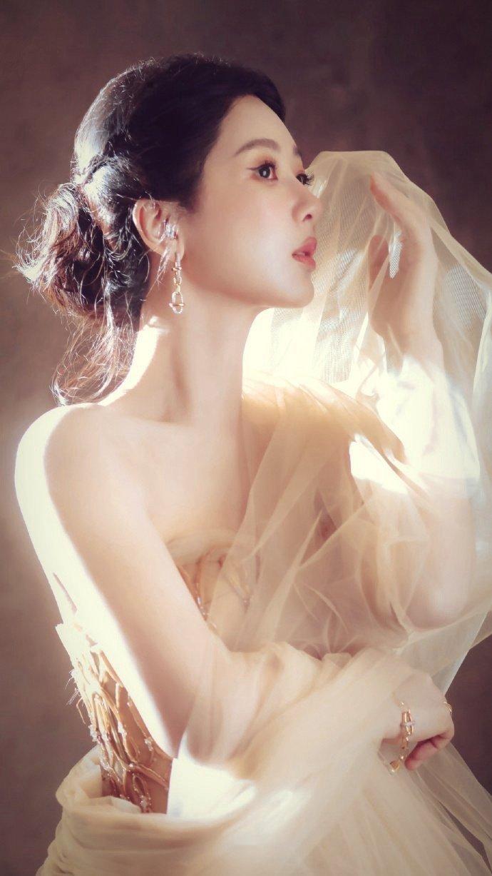 杨紫玉兰花开君再来 💜杨紫董竹君 假如你是酒，那么我是酒鬼；假如你是烟，那么我
