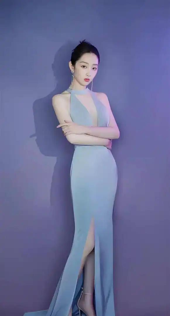 田曦薇深V礼服袭来，性感甜妹引全网围观，你忍得住？