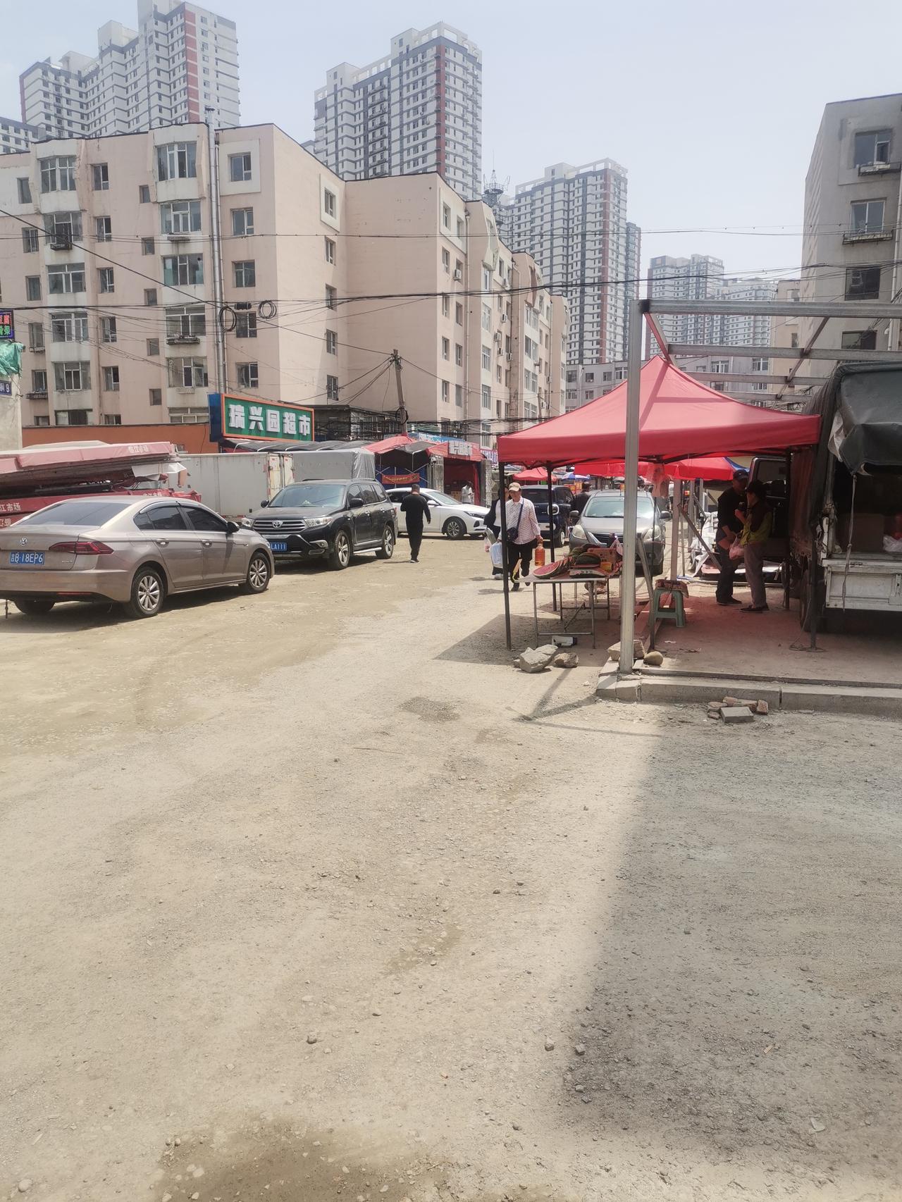 吉林市临江小区改造工程已开始铺设路面，进展颇为迅速。

目前，整个临江小区和临江