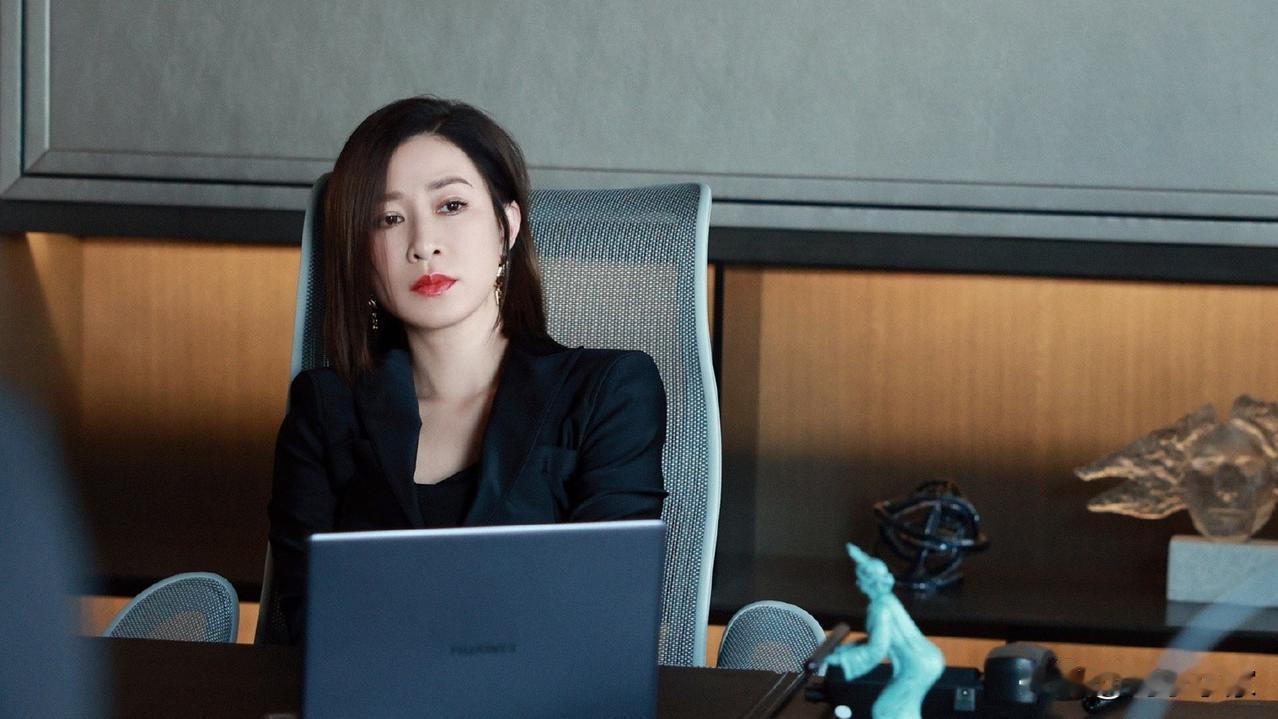 今天的她们｜佘诗曼演女强人极具霸气　真声演绎闹人破2万热度
视后佘诗曼（阿佘）主