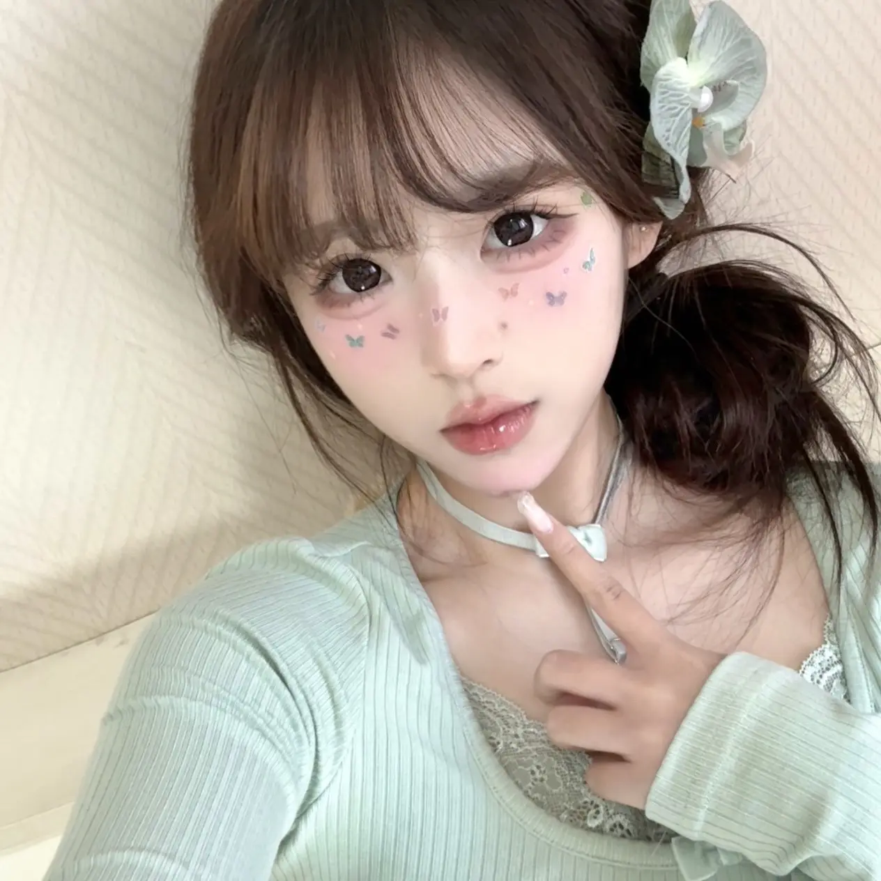 我不是脆弱 老婆 我就是看你和别的女人在一起 我这里难受