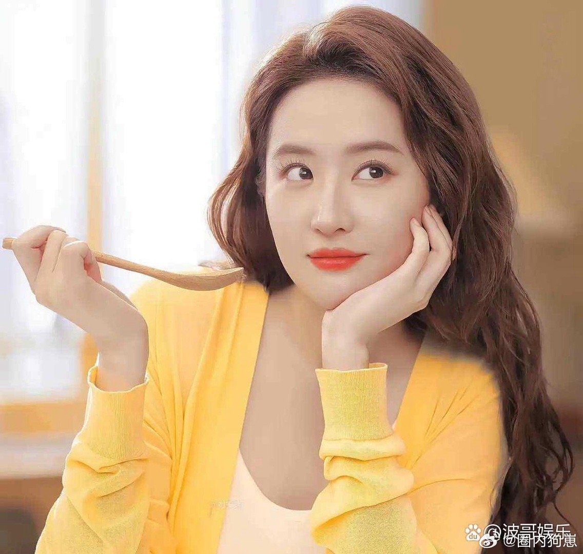 刘亦菲就像一朵盛放的黄玫瑰，自带温暖明媚的气场，既有花朵的柔美精致，又藏着独特的
