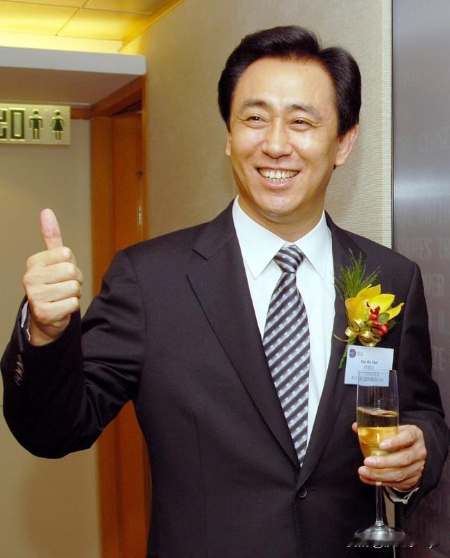 许家印两个儿子被判刑一事，着实掀起了一场轩然大波。许家印昔日乃地产界的风云人物，