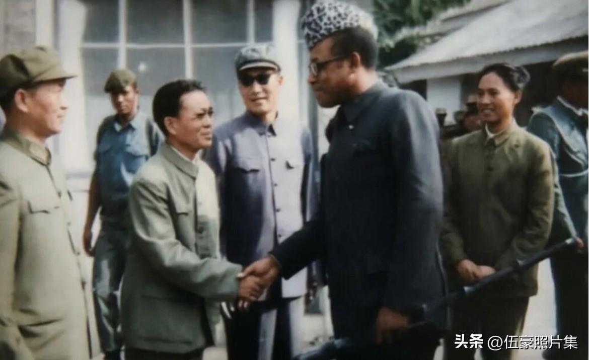 1981年7月7日，中国援扎伊尔（今刚果民主共和国）军事专家组组长郭锡章（左二、