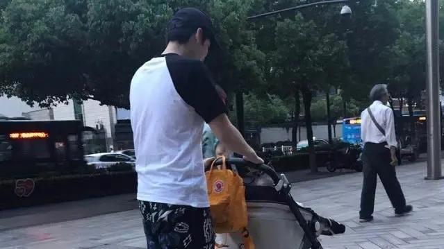 清晨的阳光里，董子健牵着7岁女儿的小手并肩奔跑，画面温馨有爱。小公主扎着马尾，步