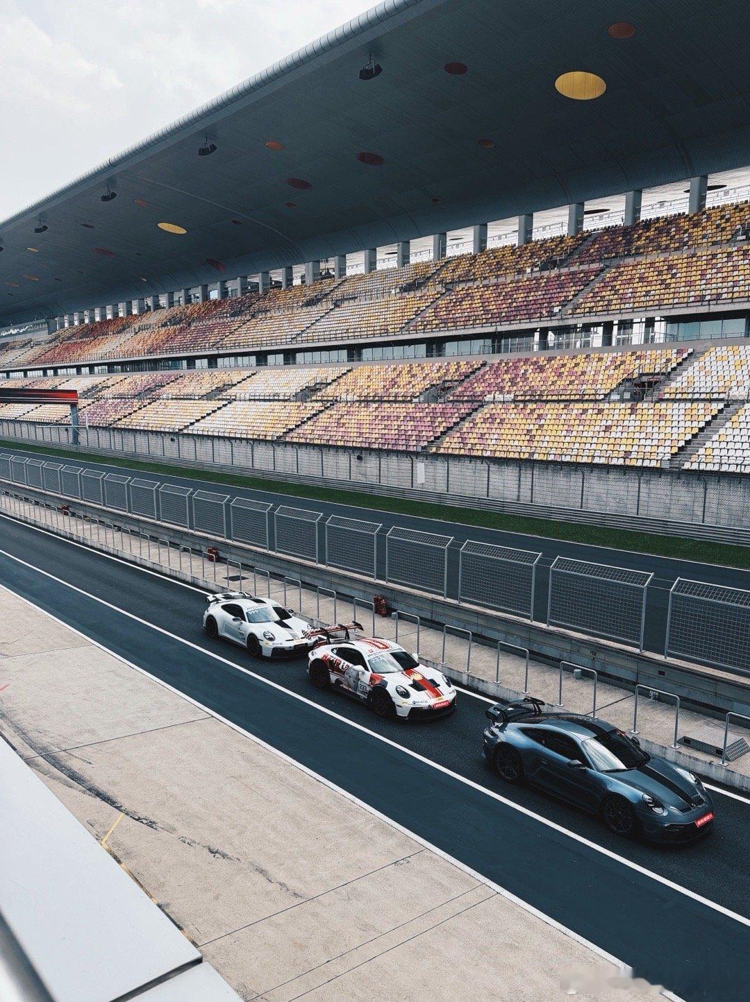 又一个保时捷赛道日[柯基] 这台turbo GT 痛车可太喜欢了🙈  ​​​