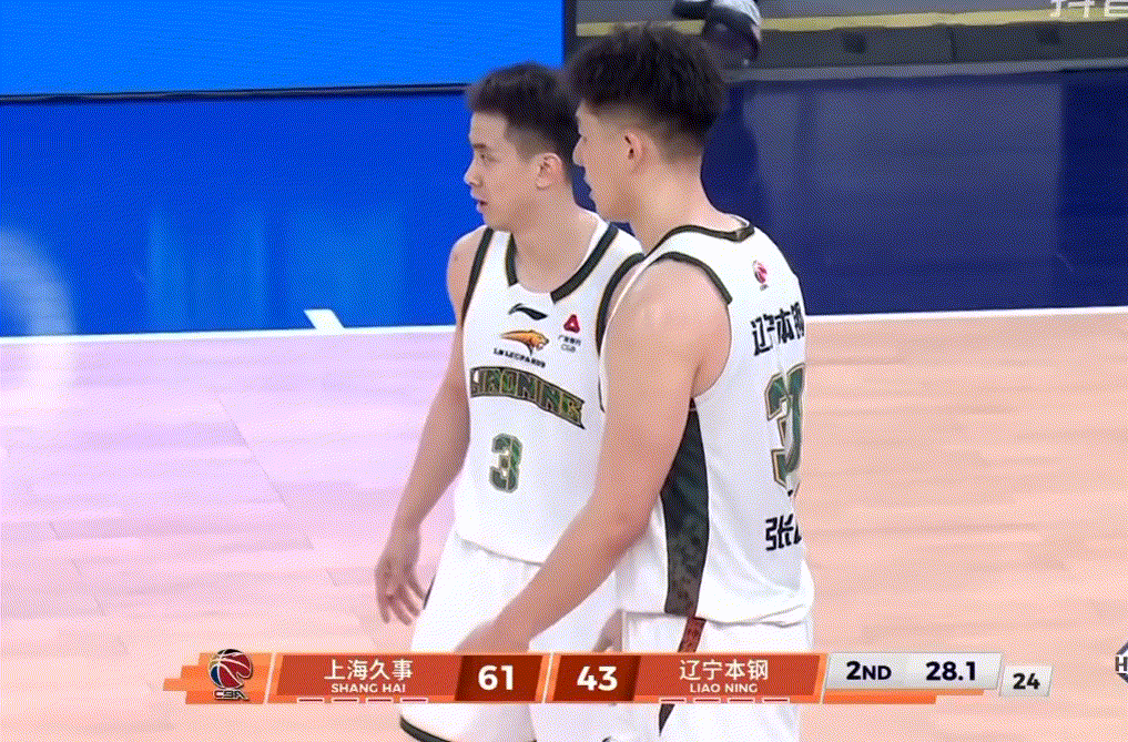 这一幕彻底让赵继伟不满和破防：前个回合，张陈治锋防守站位出现问题让对手轻松上篮，