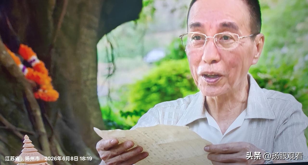 我本来抱着看热闹的心态到电影院看《给阿嬷的情书》，我以为影片讲的就是个败家孙子跑