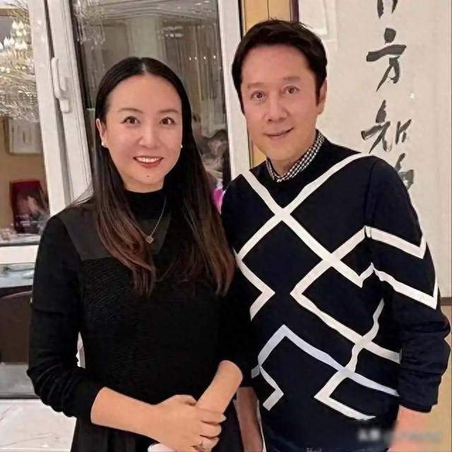 他是蔡国庆弟弟，定居北京没工作，全职照顾父母每月拿2万工资