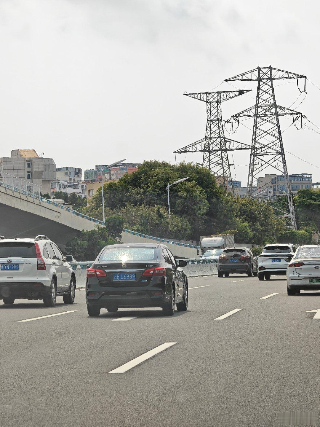这 xx，快速路上突然龟速变道，我前车差点就交代了，一个急刹把我也吓半死… 