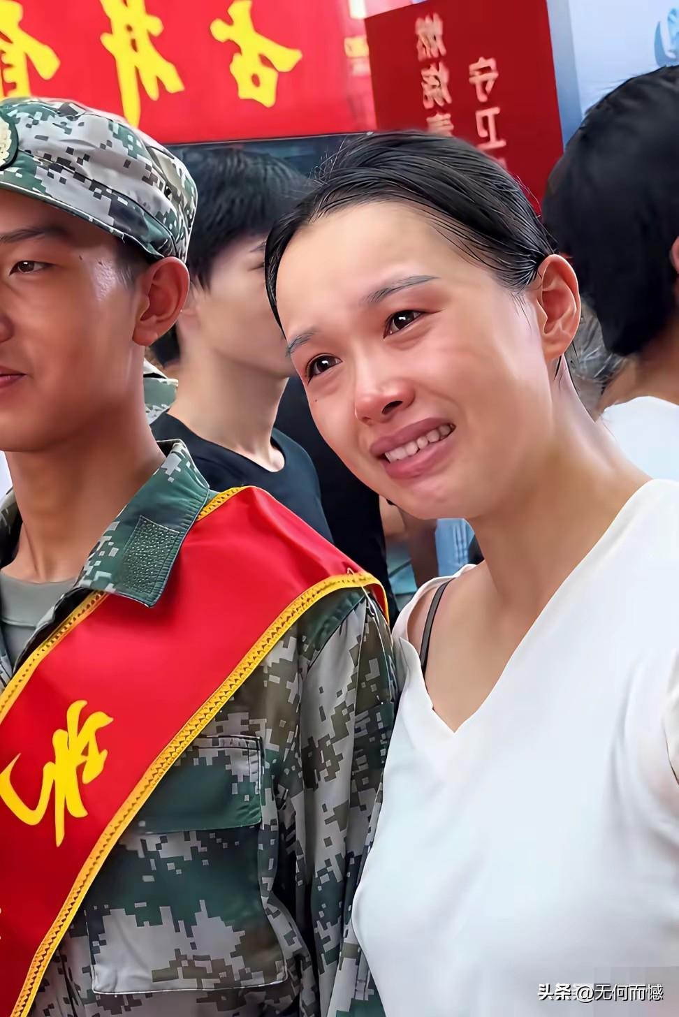 姑姑送侄子参军的画面，把我感动的也落泪了！这照片里，穿迷彩服的青年即将入伍，身旁